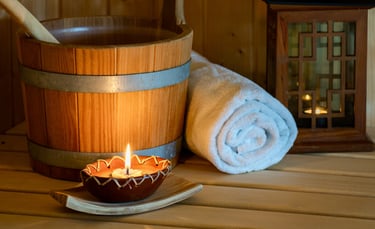 Stimmungsvolles Wellness-Stillleben in einer Holzsauna mit einem klassischen Holzeimer,