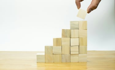 Equipos de marketing y ventas B2B trabajando alineados