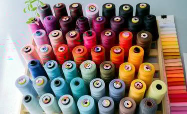 Bobines de fils de couleurs variées