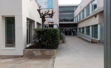 Entrada a Centro Medico con carpinteria blanca.