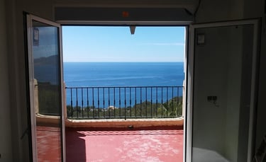Vistas al mar desde Ventana de aluminio abierta.