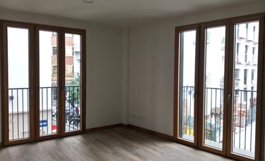 Dos Balconeras mixtas de 3 hojas aluminio y madera interior.