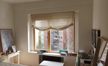 Dormitorio con Ventana de madera roble y cortina.