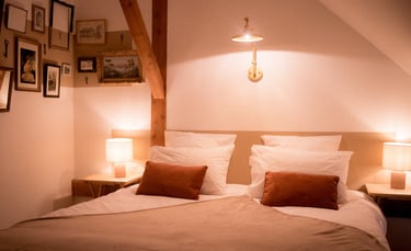 Lit principal de la chambre hirondelle de la Ferme du Veyre