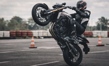 244 significado motociclista empinando moto em pista fechada com segurança