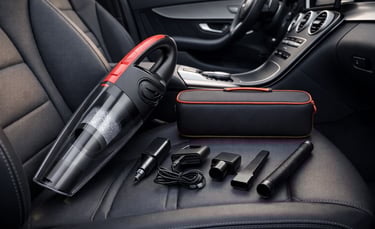 Aspirador portátil sem fio com acessórios no banco do carro destacando uso automotivo