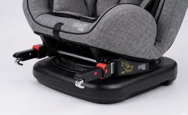 Detalhe da base Isofix de cadeira de carro 360 mostrando sistema de fixação e mecanismo de rotação