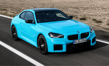 BMW M2 xDrive azul acelerando em estrada com tração integral e visual esportivo