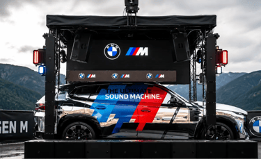 BMW XM Soundmachine transformado em palco móvel de DJ durante evento automotivo