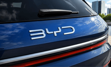 Logo da BYD em hatch azul que marca nova fase da marca voltada à Europa.