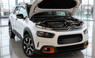 Citroën C4 Cactus THP Turbo com capô aberto exibindo o motor em showroom moderno.