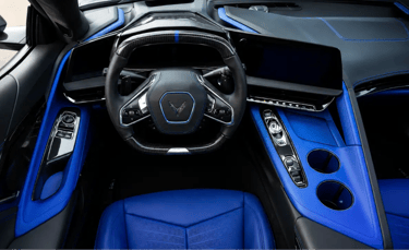 Cabine do Corvette 2026 com painel digital e interior esportivo azul e preto