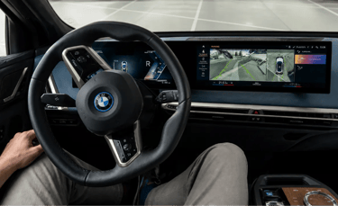 Volante virando sozinho durante estacionamento automático com sistema Park Assist ativo no painel do