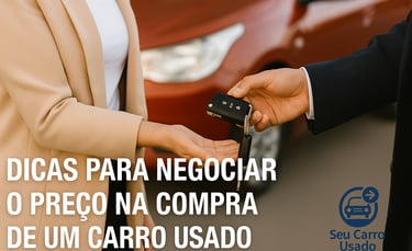 Homem e mulher trocando as chaves de um carro usado em frente a um veículo vermelho, simbolizando um