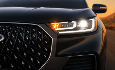carro chery com foco no farol e design moderno unindo durabilidade toyota e tecnologia tesla