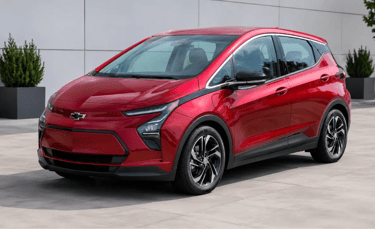Chevrolet Bolt EV vermelho sem placa dianteira em showroom externo moderno