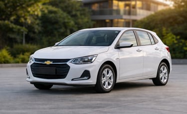 Chevrolet Onix branco 2026 estacionado em frente a casa moderna com fundo desfocado