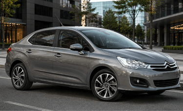 Citroën C4 Lounge Exclusive 2017 cinza em cenário urbano