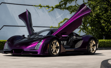 Czinger 21C VMax roxo com portas abertas e detalhes dourados em frente a parede moderna