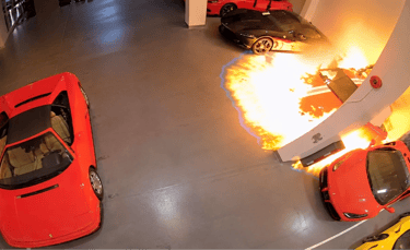 Momento em que Ferrari pega fogo e explode dentro de concessionária oficial no Canadá