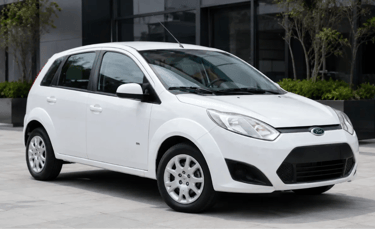 Ford Fiesta Rocam 1.6 branco estacionado em frente a showroom urbano moderno
