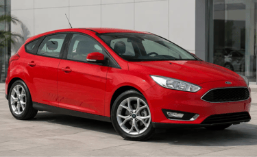 Ford Focus Hatch 2019 vermelho em showroom moderno com vista frontal em três quartos