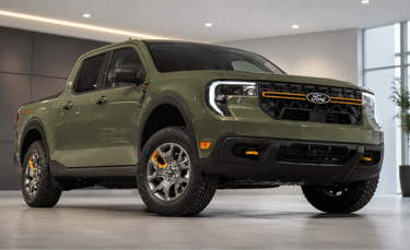 Ford Maverick Hybrid 2026 em showroom moderno com nova cor e visual renovado
