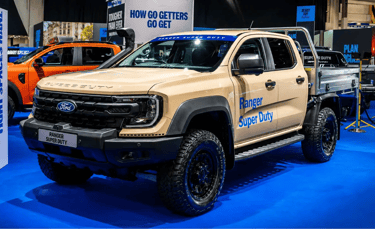 Ford Ranger Super Duty em exposição com visual robusto e pneus off-road em destaque