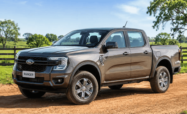 Ford Ranger XLS 2026 estacionada em estrada rural durante o dia com iluminação natural