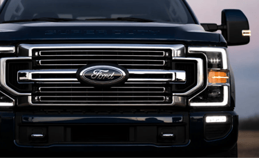 Frente da Ford Super Duty destacando grade cromada e iluminação em LED