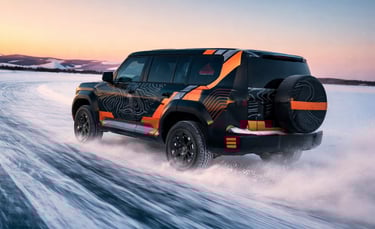 GAC T75 SUV off-road camuflado visto de traseira em alta velocidade na neve durante testes extremos