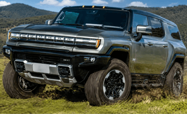 GMC Hummer EV em trilha off-road com destaque para a tecnologia Crab Walk