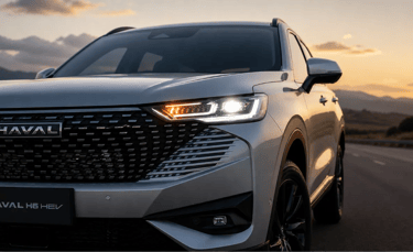 GWM Haval H6 HEV em close frontal com farol LED aceso em estrada ao pôr do sol