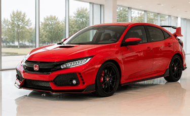 Honda Civic vermelho exibido em showroom moderno com paredes de vidro e piso claro
