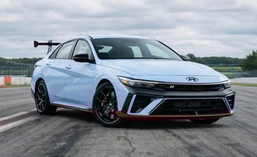 Hyundai Elantra N TCR com 286 cv pronto para a pista em ambiente de corrida esportivo
