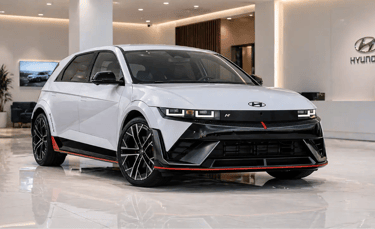 Hyundai Ioniq 5 N em showroom interno com piso brilhante e design esportivo