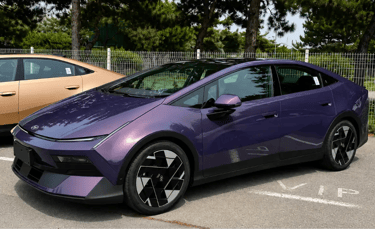 Hyundai Ioniq V na cor roxa com design fastback durante testes na China