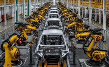 Linha de produção automatizada na indústria de carros da China com robôs montando veículos em larga 