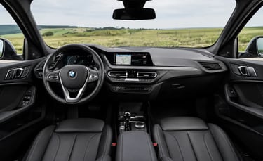 Interior do BMW 118i Sport GP 2020 com painel digital, central multimídia e bancos de couro