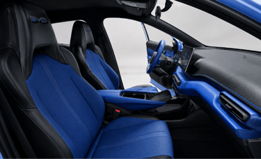 Interior do BYD Dolphin com acabamento azul e visual tecnológico.