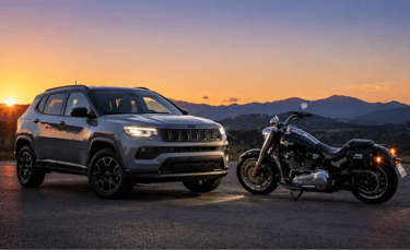 SUV Jeep e motocicleta Harley-Davidson juntos em cenário externo ao entardecer durante parceria de 2