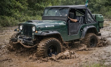 Jeep Willys 4x4 clássico em trilha pesada com lama no interior do Brasil