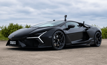 Lamborghini Temerario preta em pista com visual agressivo e esportivo
