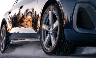 Pneu de automóvel em destaque durante inspeção da pressão dos pneus