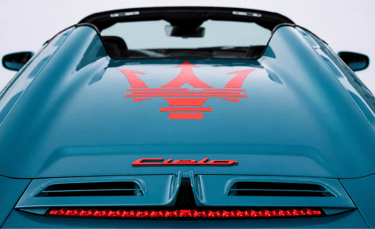 Maserati 100 anos detalhe traseiro com logo Tridente em destaque no Cielo