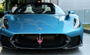 Maserati MCPura exibe frente agressiva em showroom durante apresentação oficial