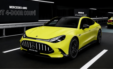Mercedes-AMG elétrico amarelo de 1.153 cv com visual esportivo e design futurista em estúdio escuro