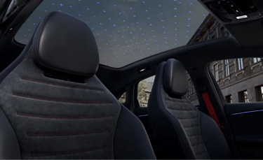 Teto panorâmico estrelado do Mercedes Classe C elétrico com iluminação ambiente premium