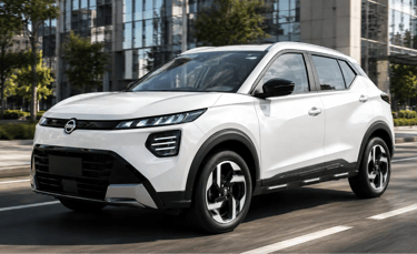 Nissan Kicks Advance branco em avenida urbana com prédios modernos ao fundo