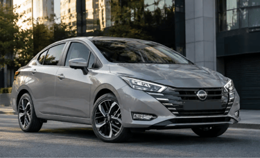 Nissan Versa 2027 prata em cenário urbano moderno